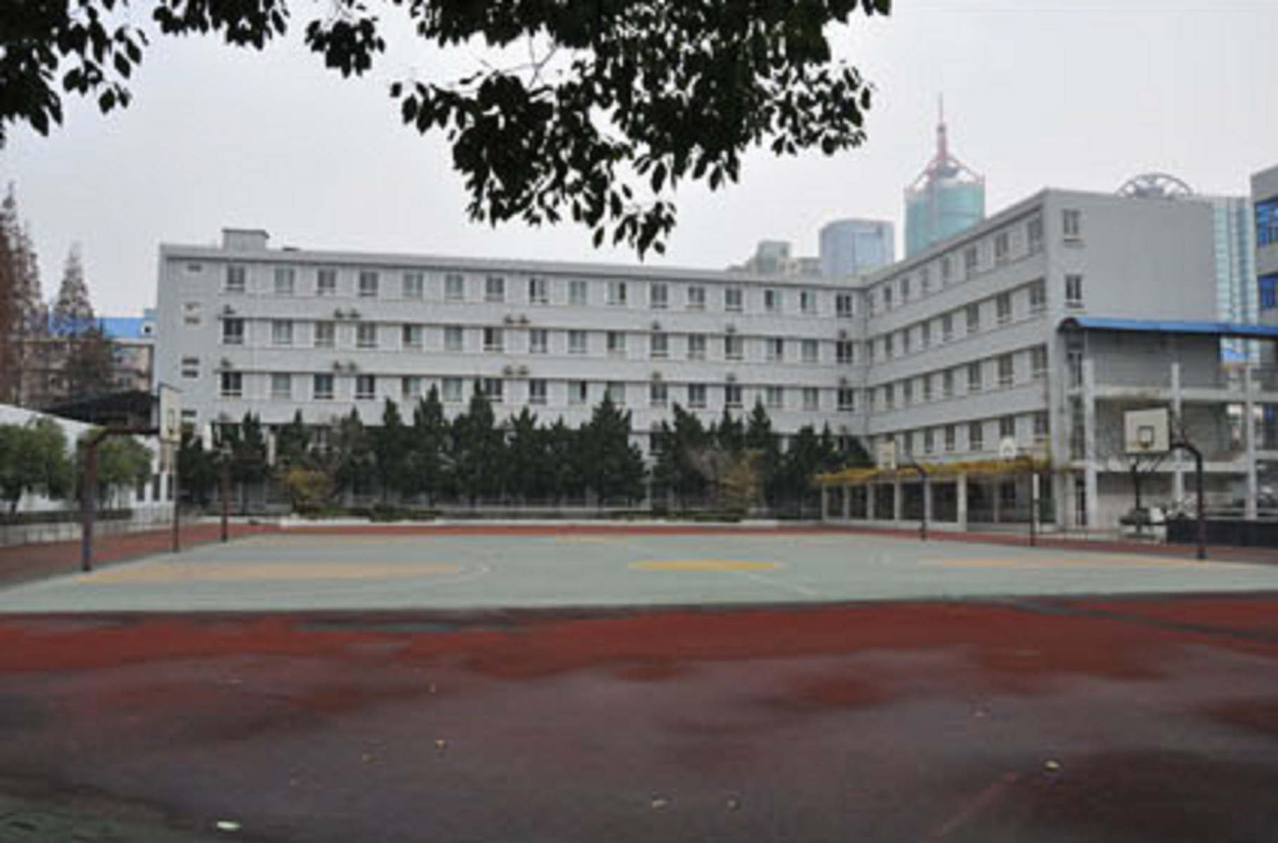 上海市洋泾中学是浦东最早的公办学校,抗日