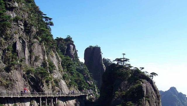  p>青城山"掷笔槽",亦称"涮笔槽",裂槽从岩顶直到山足,深约70米,宽约