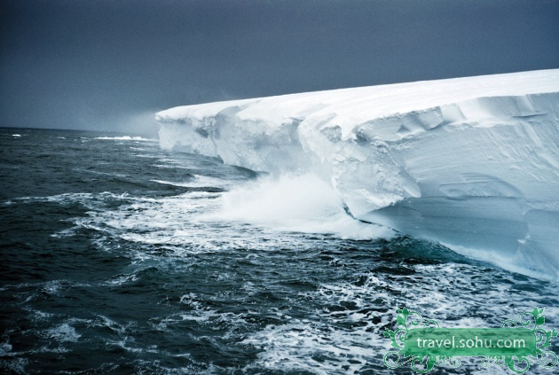  p>罗斯冰架是一个巨大的三角形冰筏,几乎塞满了南