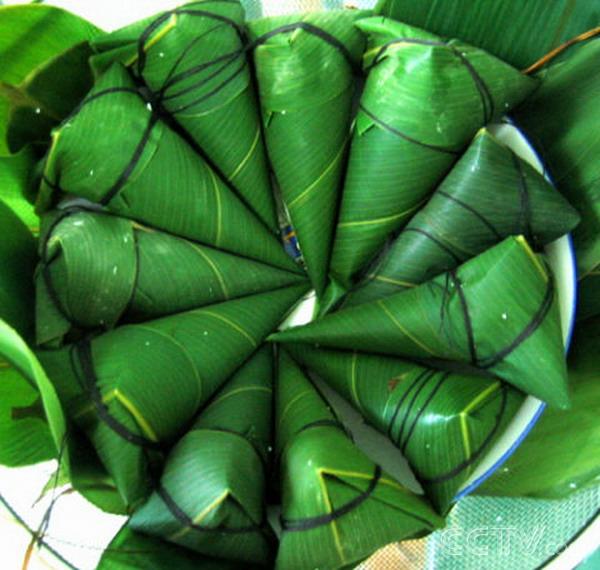 牛角粽因形状像牛角而命名.包粽子是端午节的一