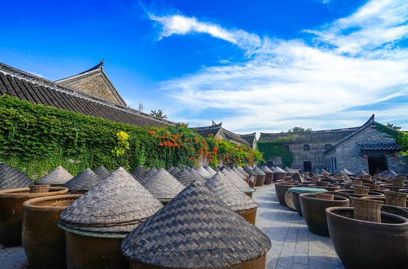  p>窑湾古镇坐落于江苏省 a target="_blank" href="/item/徐州市