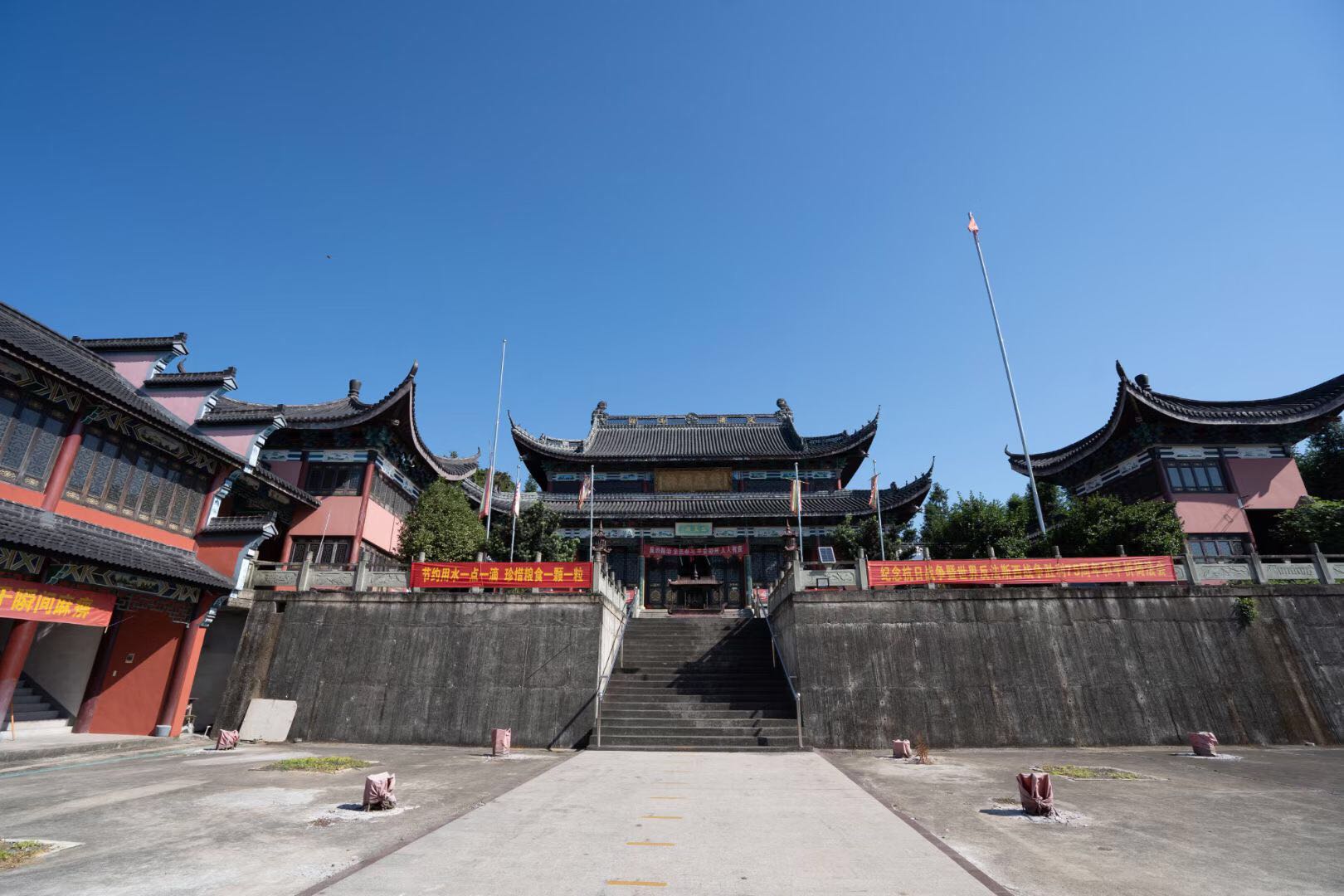  p>德清县昌福宫坐落于浙江省湖州市德清县洛舍镇砂村苕溪河畔独苍山