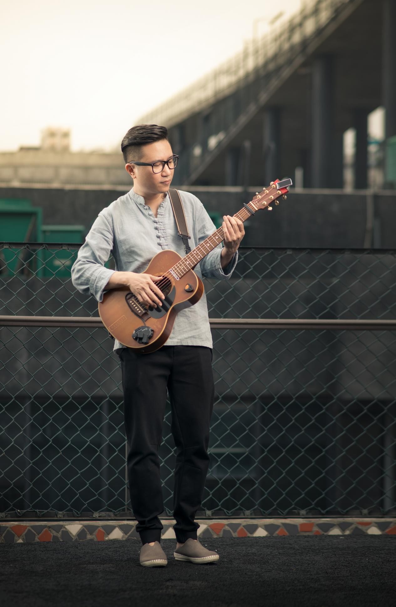  p>暗杠,2月4日出生于广东省梅州市,中国内地民谣男歌手,独立音乐人.