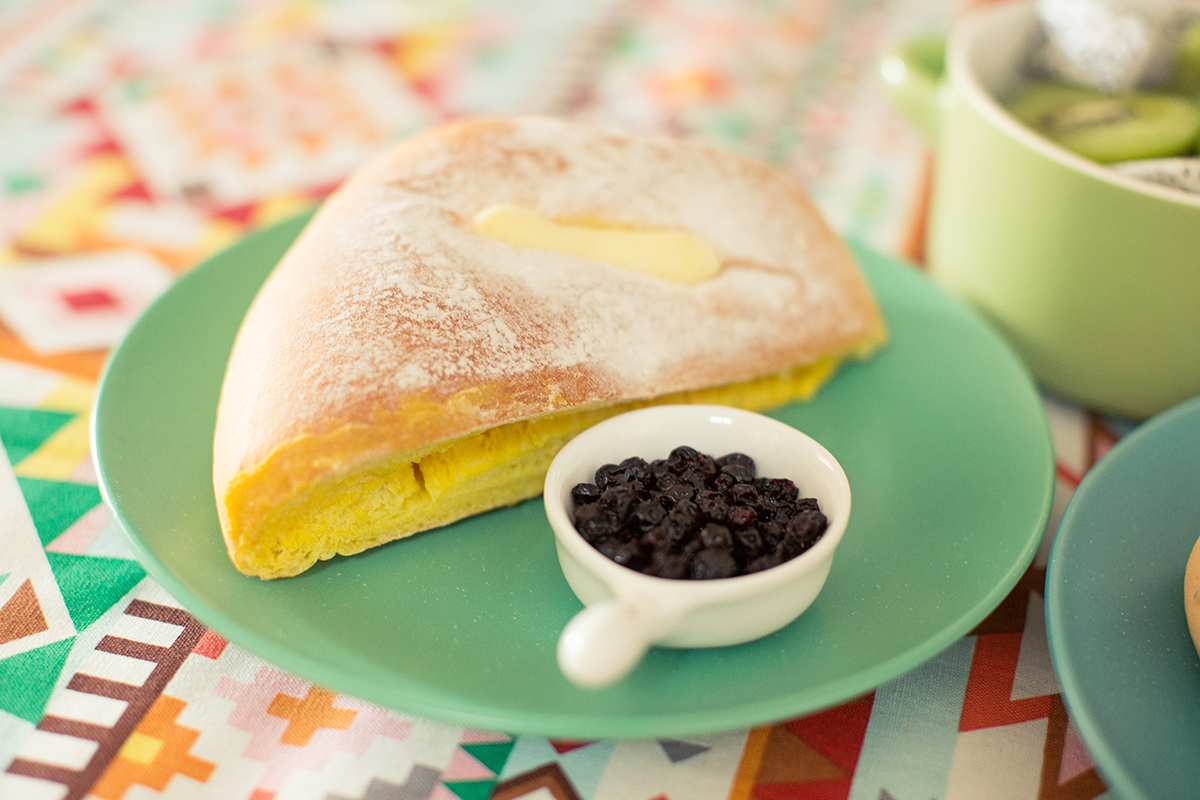 法式鲜奶酪配浆果和蜂蜜