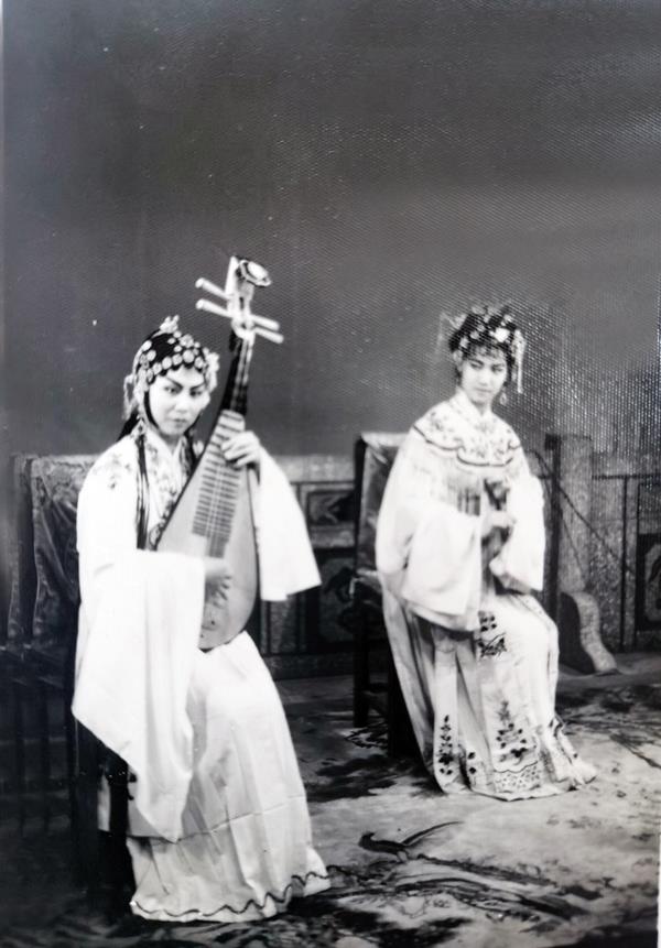 1959年5月出生于莆田涵江霞徐,1978年刘玉钗调到莆仙戏三团工作,师从