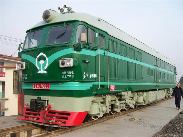 东风4b型内燃机车