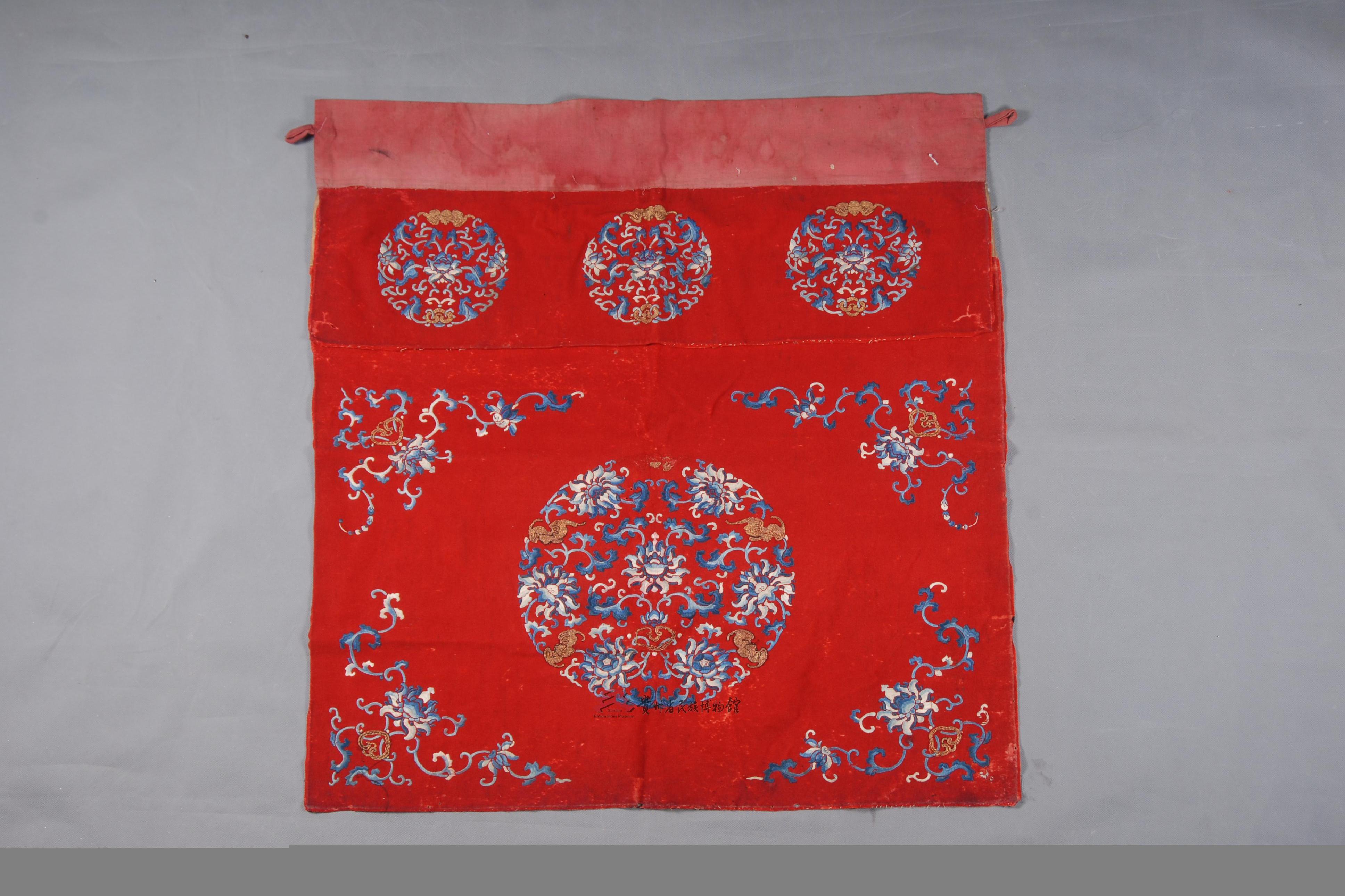 纹桌围是一件由贵州省民族博物馆通过征集而来的民族历史和文化藏品