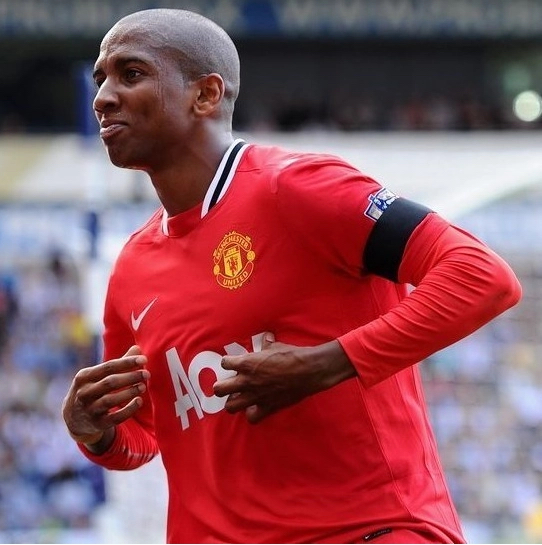  p>阿什利·扬(ashley young),1985年7月9日出生于英国斯蒂夫尼奇市