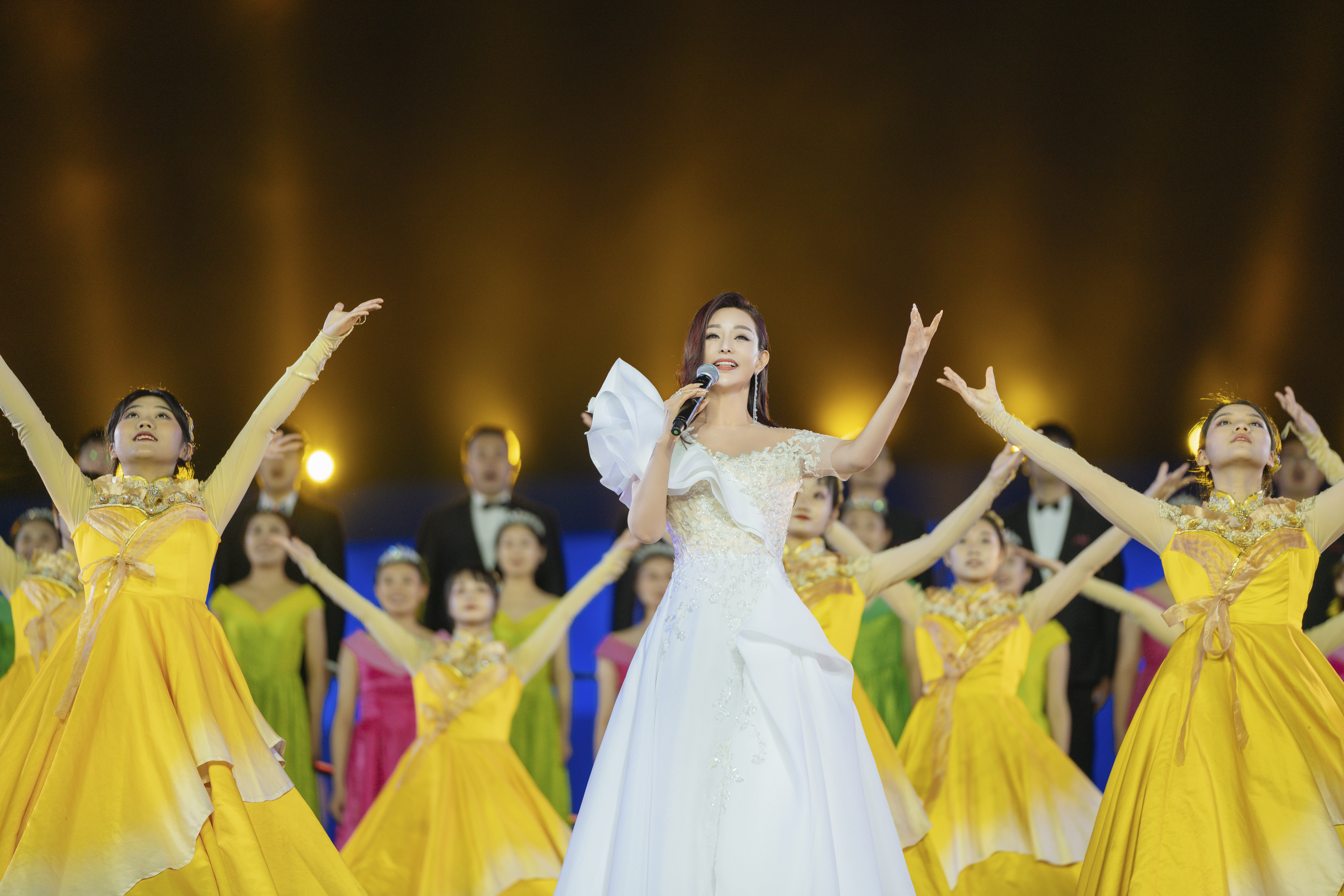 ">2014年,推出三张个人专辑《家》和《香樟树》《布谷鸟唱歌的时候》