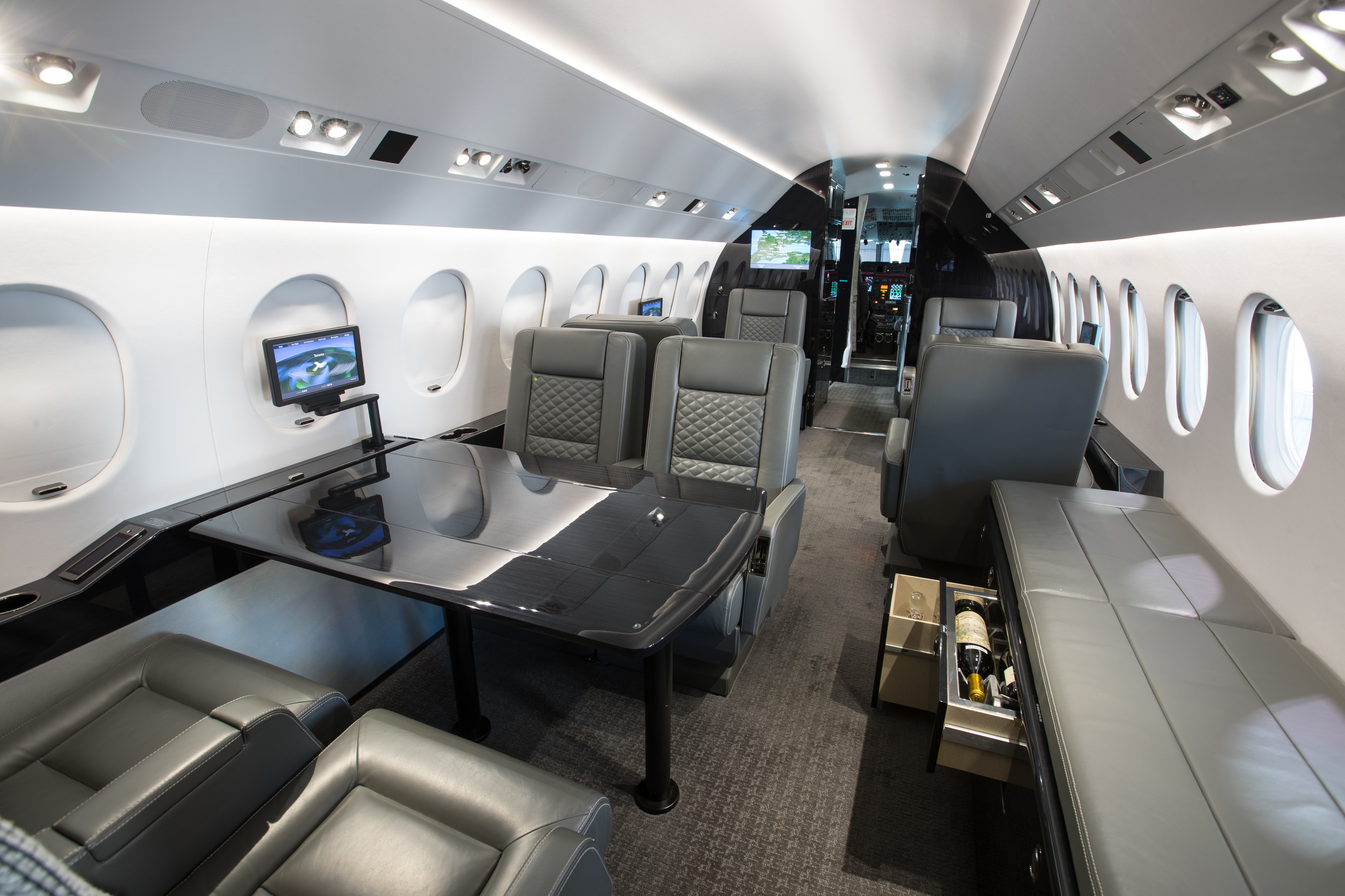  p data-id="slqxkjb0zd2b">惬意公务机,又名惬意私人飞机,法文