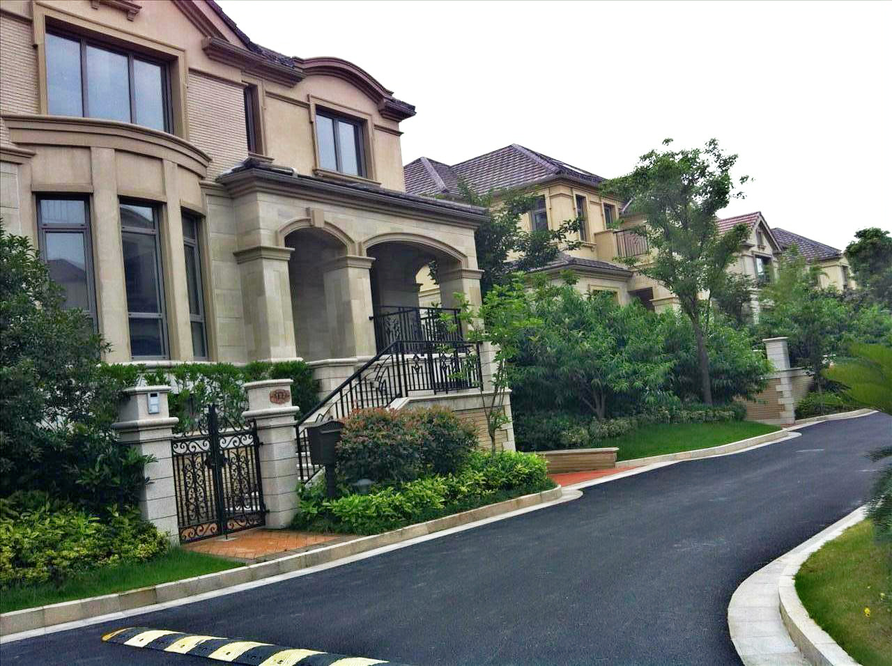  p>明申花园(别墅)位于上海市闵行金虹桥,由上海天鸿房地产开发有限