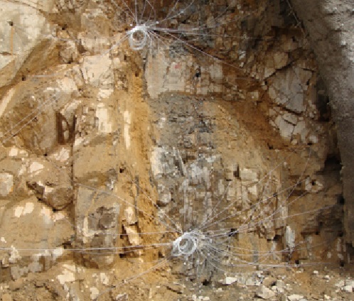  p>掏槽,又称掏槽眼,是运用于隧道掘进,眼孔布置于掌子面中心偏低位置