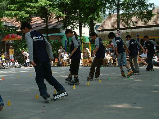 平花 /a>),即穿轮滑鞋在固定数量的标准桩距间做无跳起动作的各式连续
