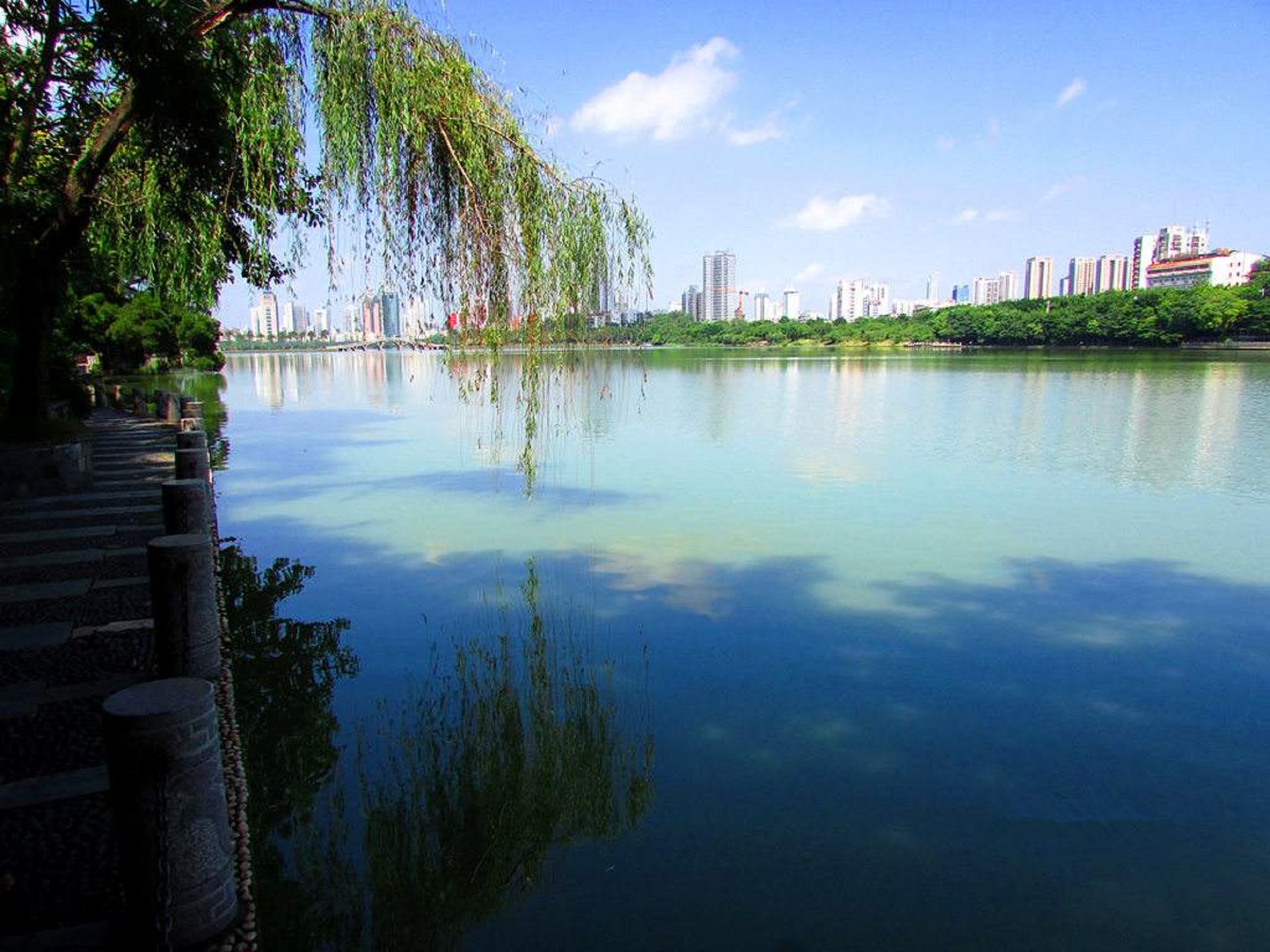  p>南宁南湖公园,位于市区东南面青秀区,是一个融水体景观,亚热带园林