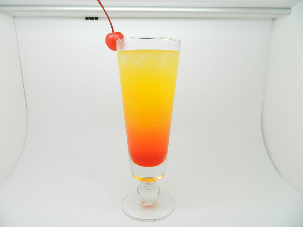  p>激情海岸(sex on the beach)别名沙滩性爱,这款鸡尾酒的来源有两种