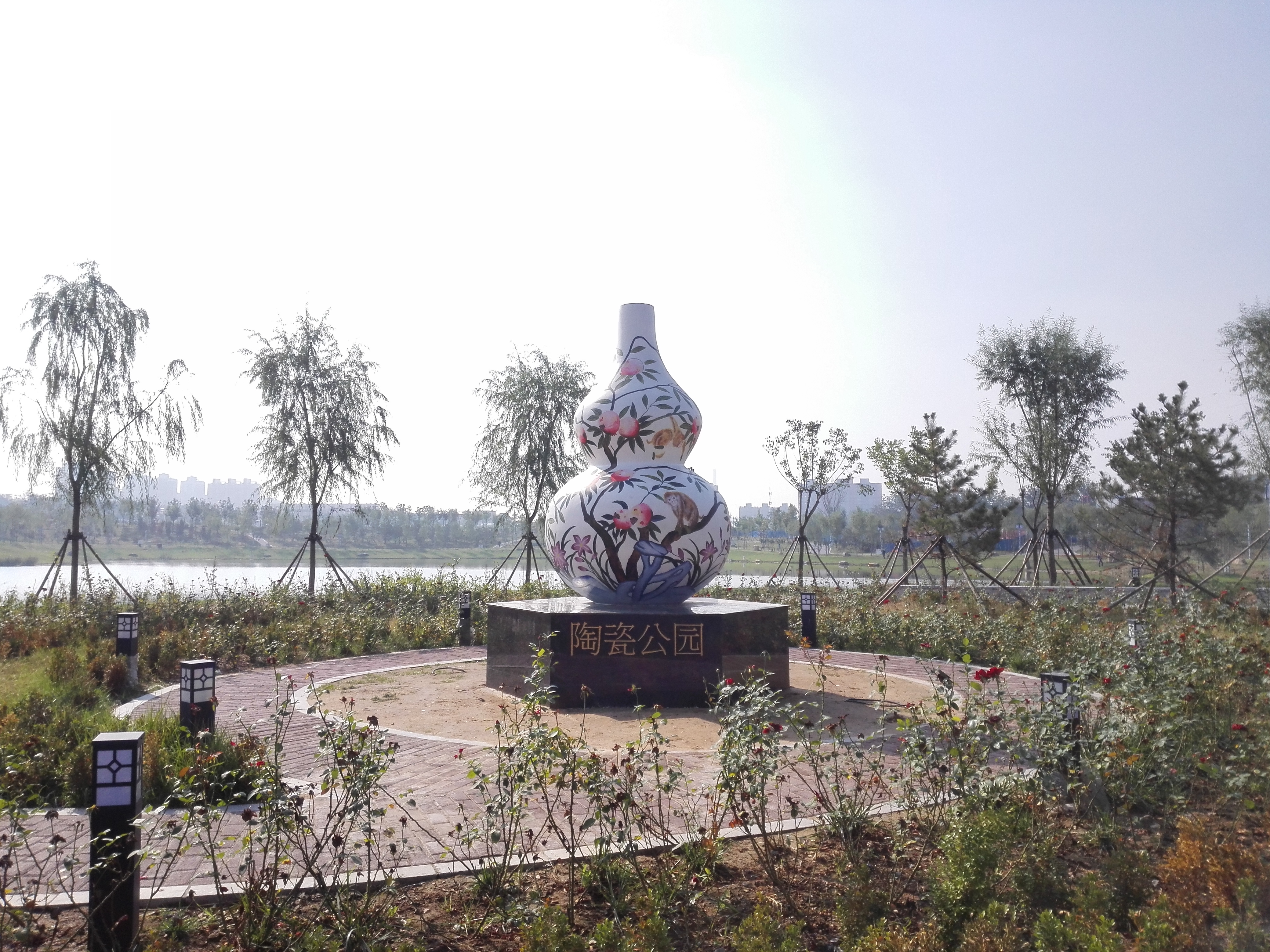  p>唐山陶瓷公园位于原弯道山区域,面积约200余亩.