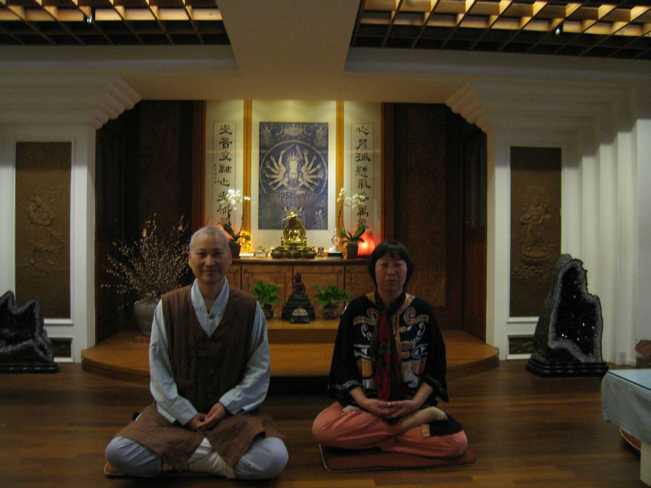 一个有信仰的人,先后皈依传印大法师和首愚法师修习佛法.