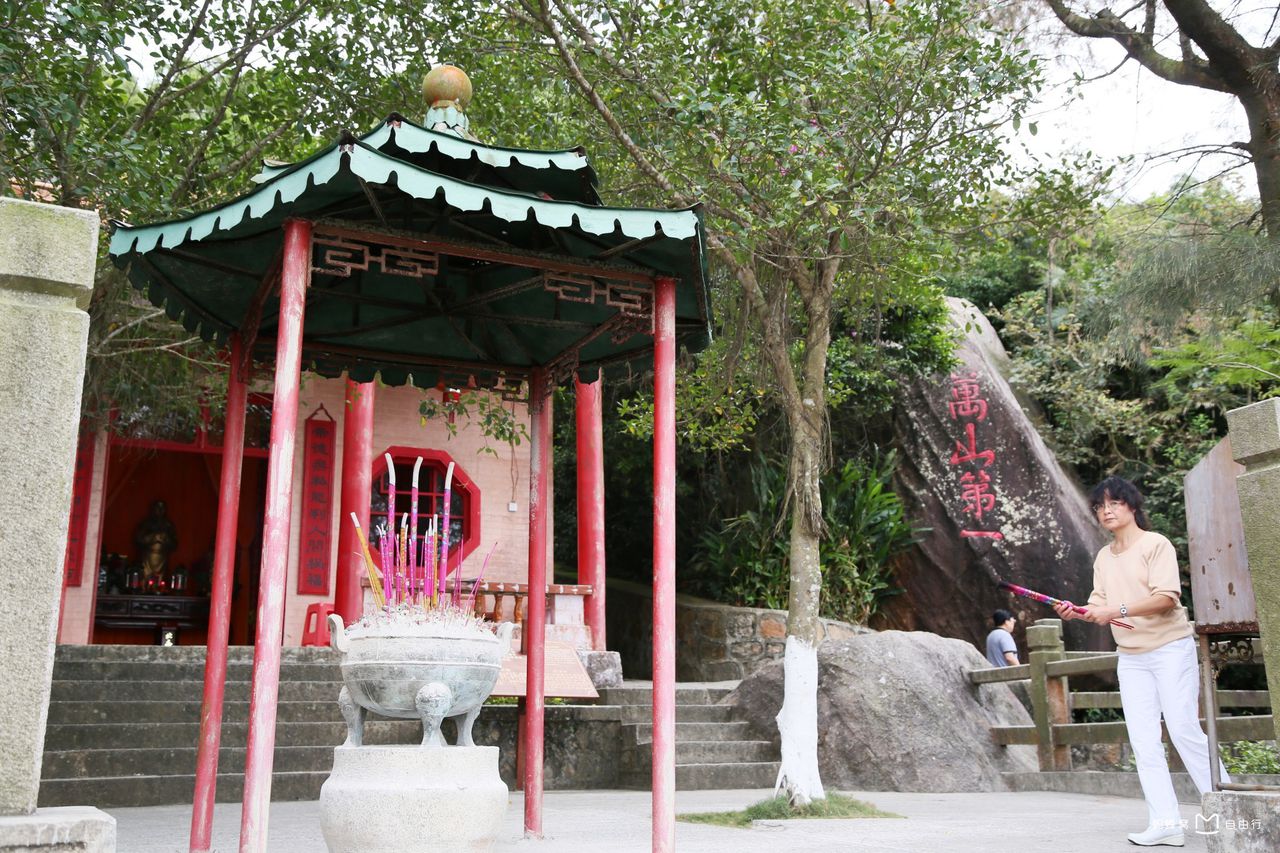  p>东山岭在万宁市东2公里处,因三峰并峙,形似笔架,历史上又叫笔架山