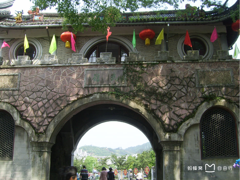  p data-id="gnwiqfrw95">蒋氏故居,即蒋介石前后几辈的故居.