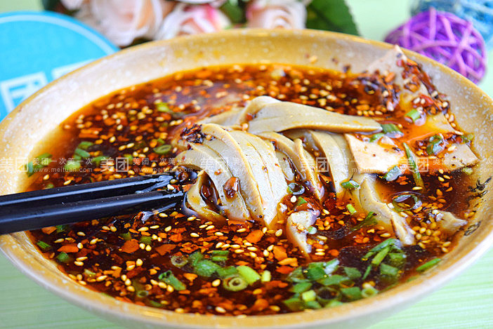  p>苦荞面凉粉是山西灵丘独特的特色传统小吃,以它独特的地方风味久负