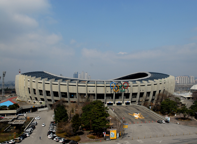 又名蚕室奥林匹克主竞技场,位于首尔市松坡区奥林匹克路25号蚕室综合