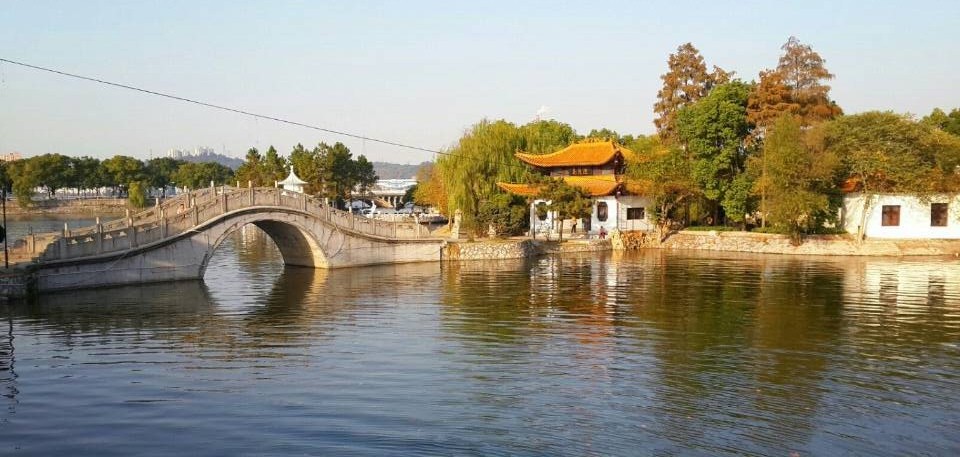  p data-id="gnzllh2qtu">磁湖,位于湖北省黄石市市区,是一座美丽的城