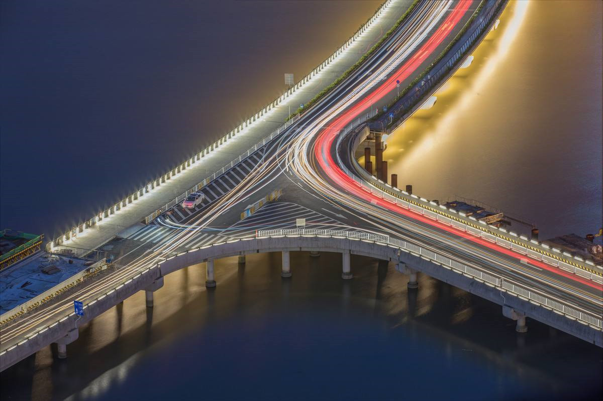 id="gnbsblt851">丁字路口是指一条主干路与支路的交叉或两条