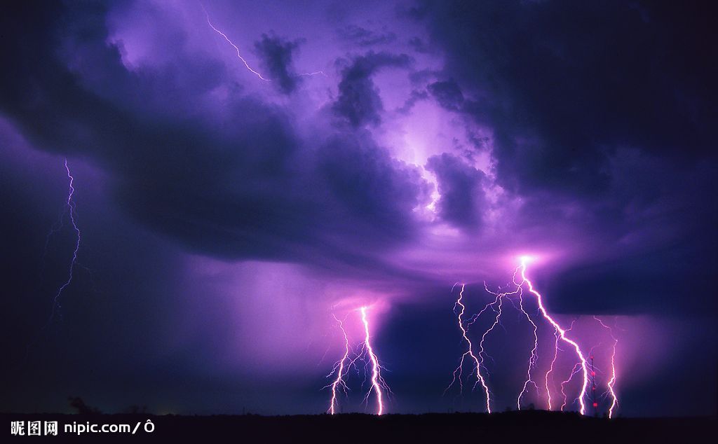  p>闪电是云与云之间,云与地之间或者云体内各部位之间的强烈放电现象