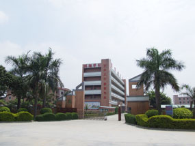 西至东泊村,北与吴家涌和袁家涌接壤,南面隔东江支流与滘联,蕉利相望