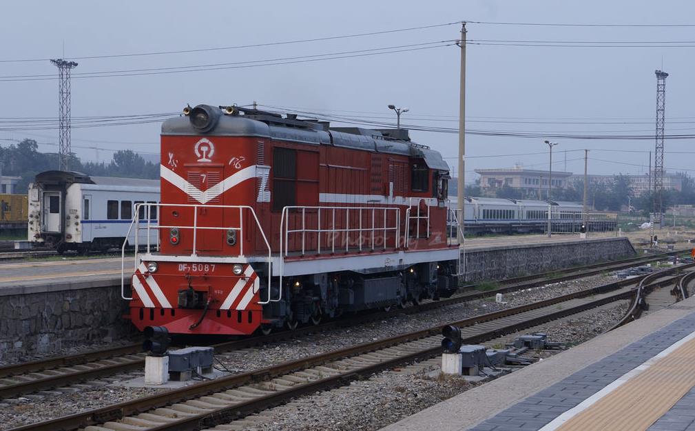 href="#" data-lemmaid="8377661">东风型内燃机车 /a>是大连机车车辆