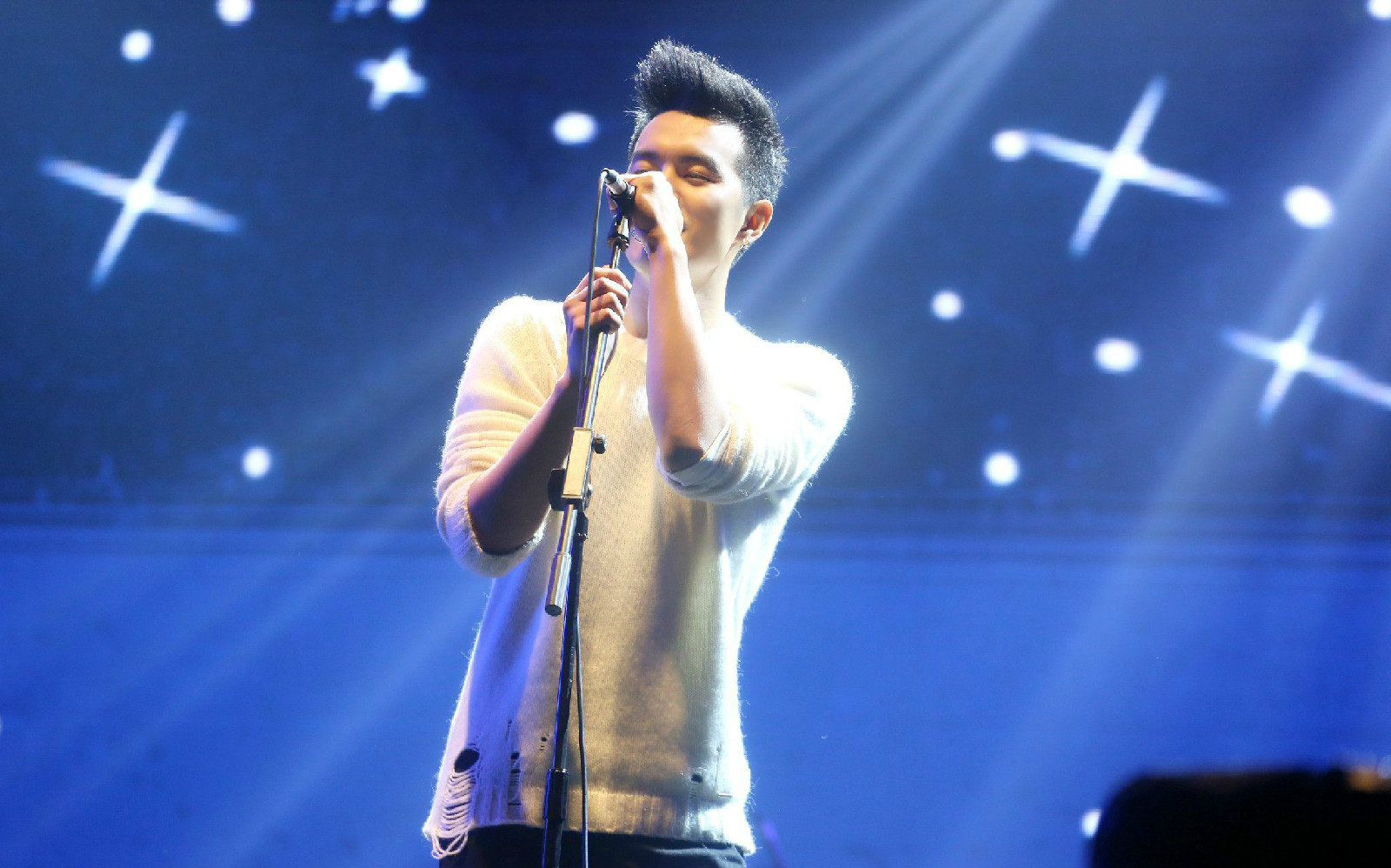 (tan),1993年1月10日出生于天津市,中国内地男歌手,魔力炭乐队主唱