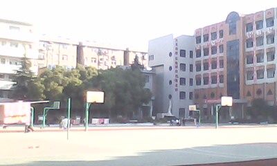  p>黄州西湖中学是2000年由黄冈幼师改制而成的一所全日制完全中学.