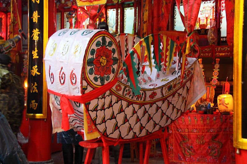 民间龙灯的一种,流行于浙江温州地区,用樟木或泥木雕刻制成,龙身有二