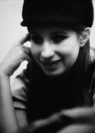  p>芭芭拉·史翠珊(barbra streisand),1942年4月24日出生于美国纽约