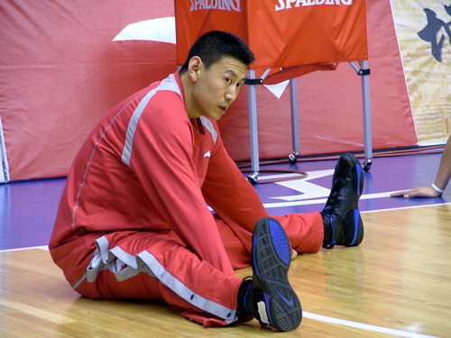  p>李楠,男,1974年9月25日出生,辽宁大连人,前中国篮球运动员,司职 a