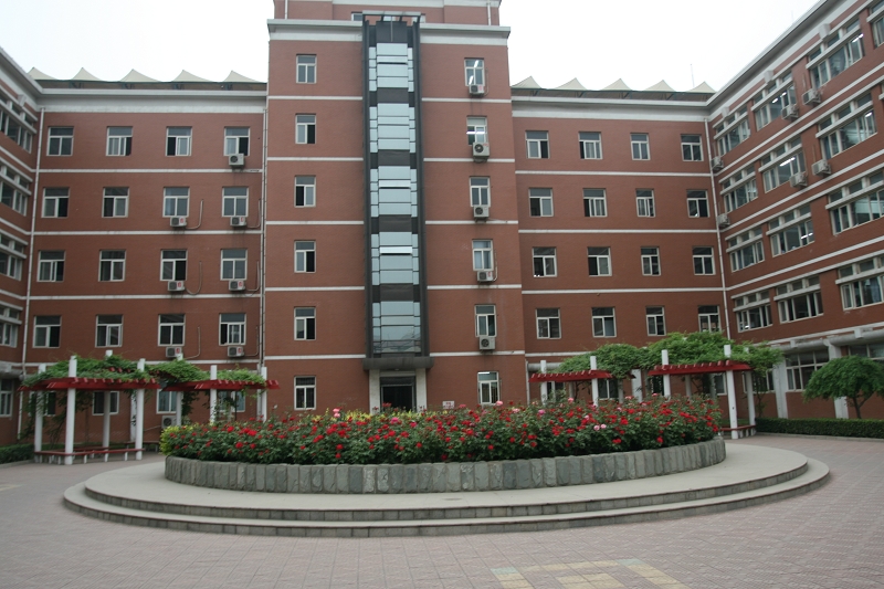  p>天津二中屹立在 a href="#" data-lemmaid="604586">海河 /a>东畔