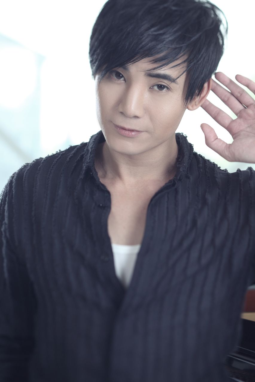  p>邵伟轩(enzo siu)新加坡华语流行乐男歌手,初时于新加坡担任模特及