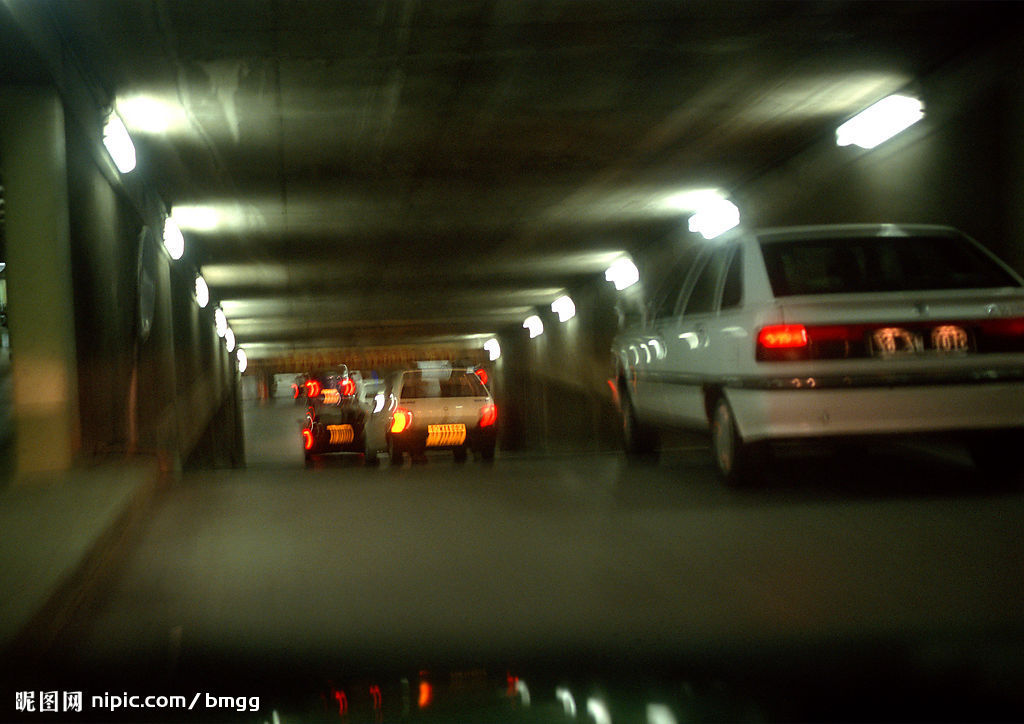  p>地下公路又称为地下交通,是由于城市 a href="#" data-lemmaid="