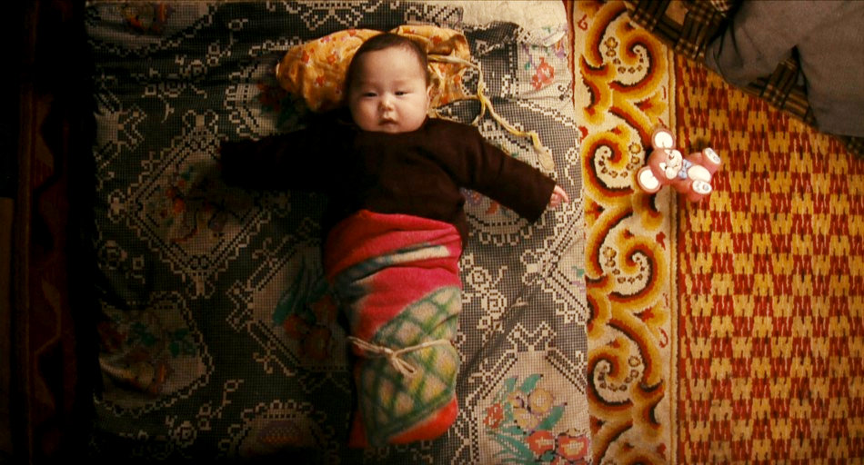 着苍蝇的非洲儿童,物质条件优渥的美日宝宝,和山羊抢洗澡水的蒙古孩子