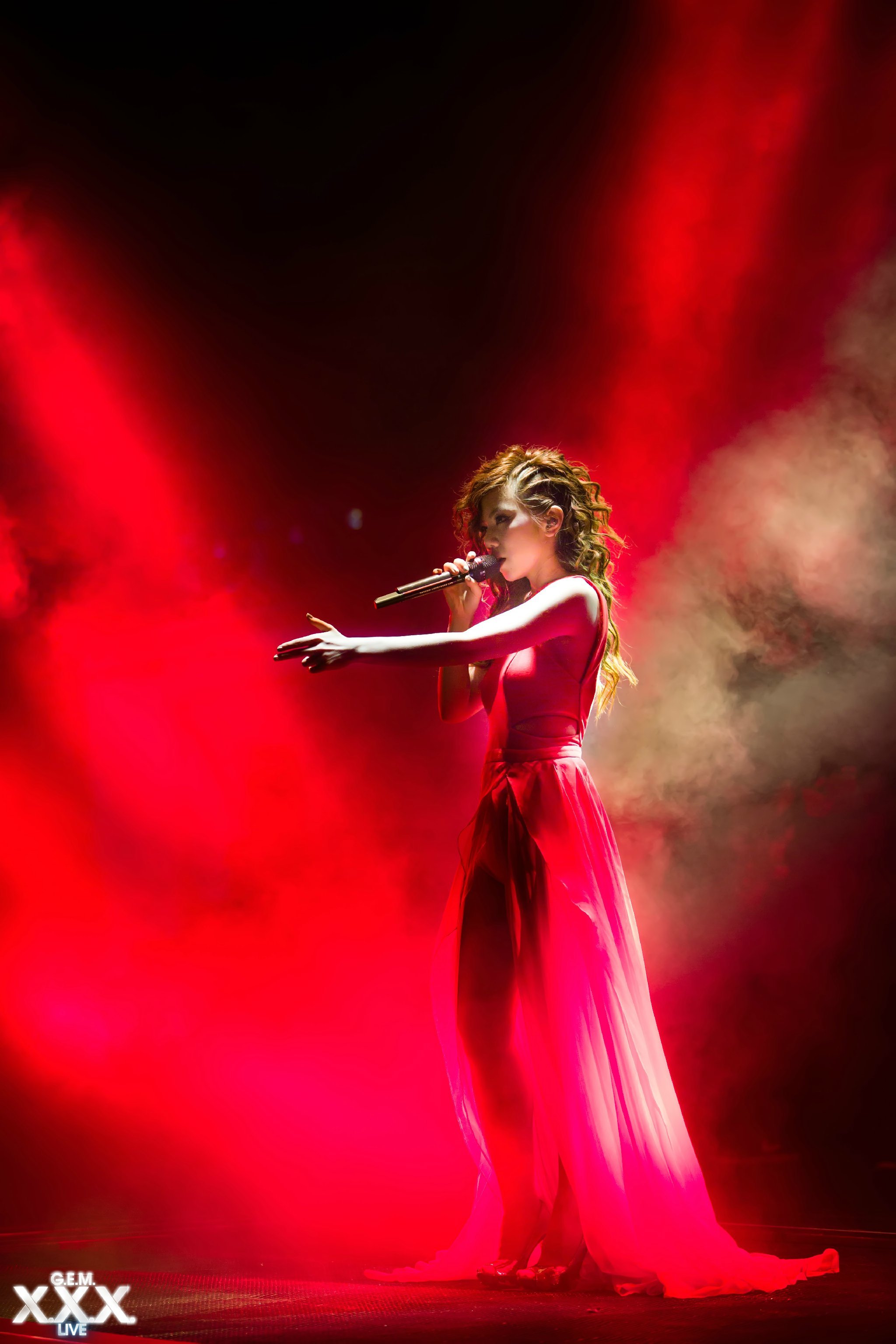 本名邓诗颖,1991年8月16日出生于上海市,中国香港流行乐女歌手,词曲