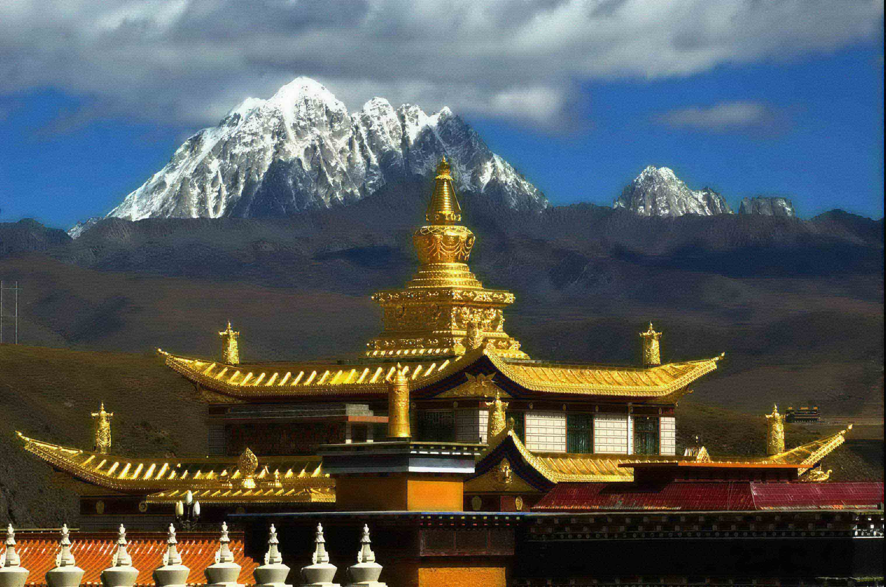 神山属于四川省泰宁,玉科自然保护区的一部分,位于道孚,康定,丹巴三县