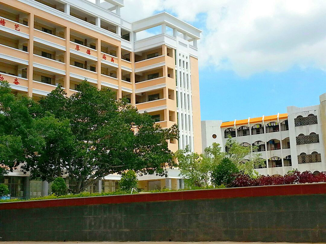  p>雷州市附城中学创办于1973年,是 a href="#" data-lemmaid="132473