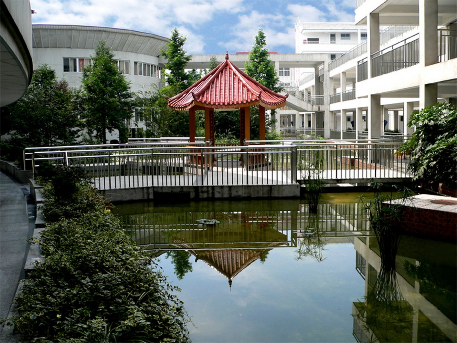 1 high school)简称龙泉一中,是四川省国家级示范性普通高中, a