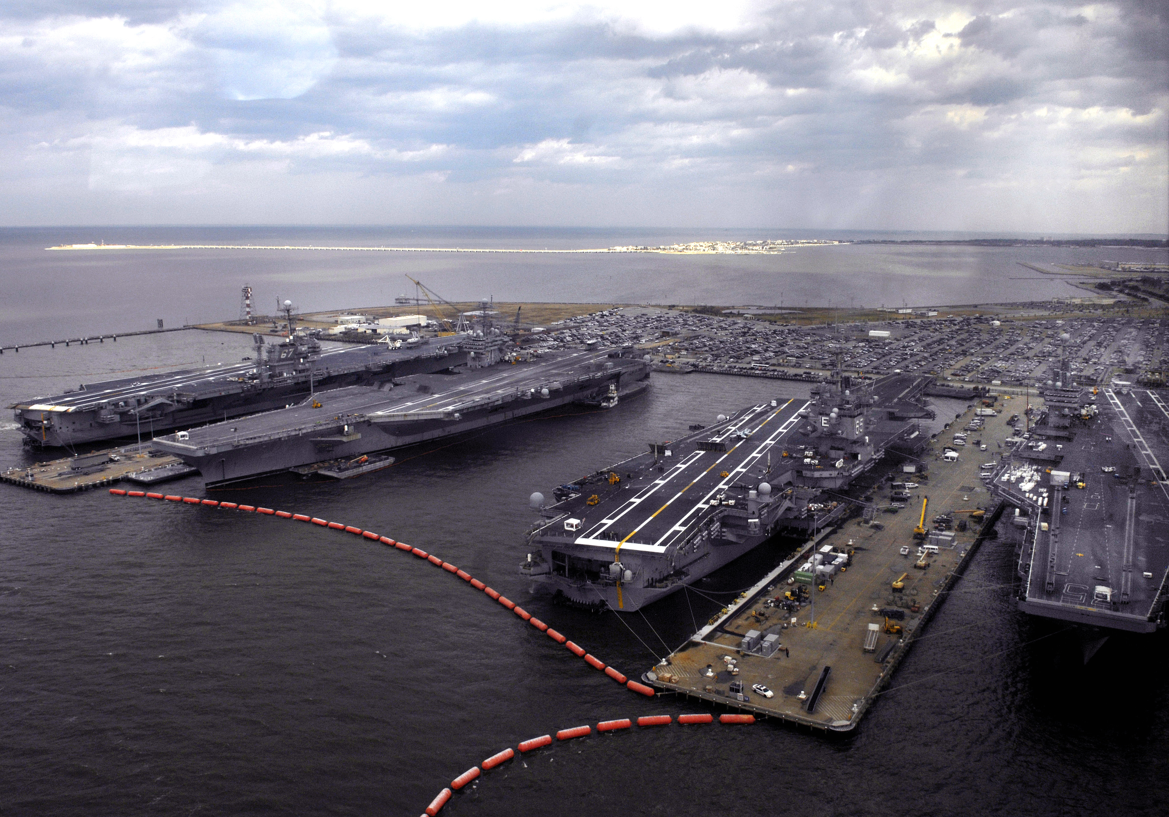 美国"小鹰"级航空母舰