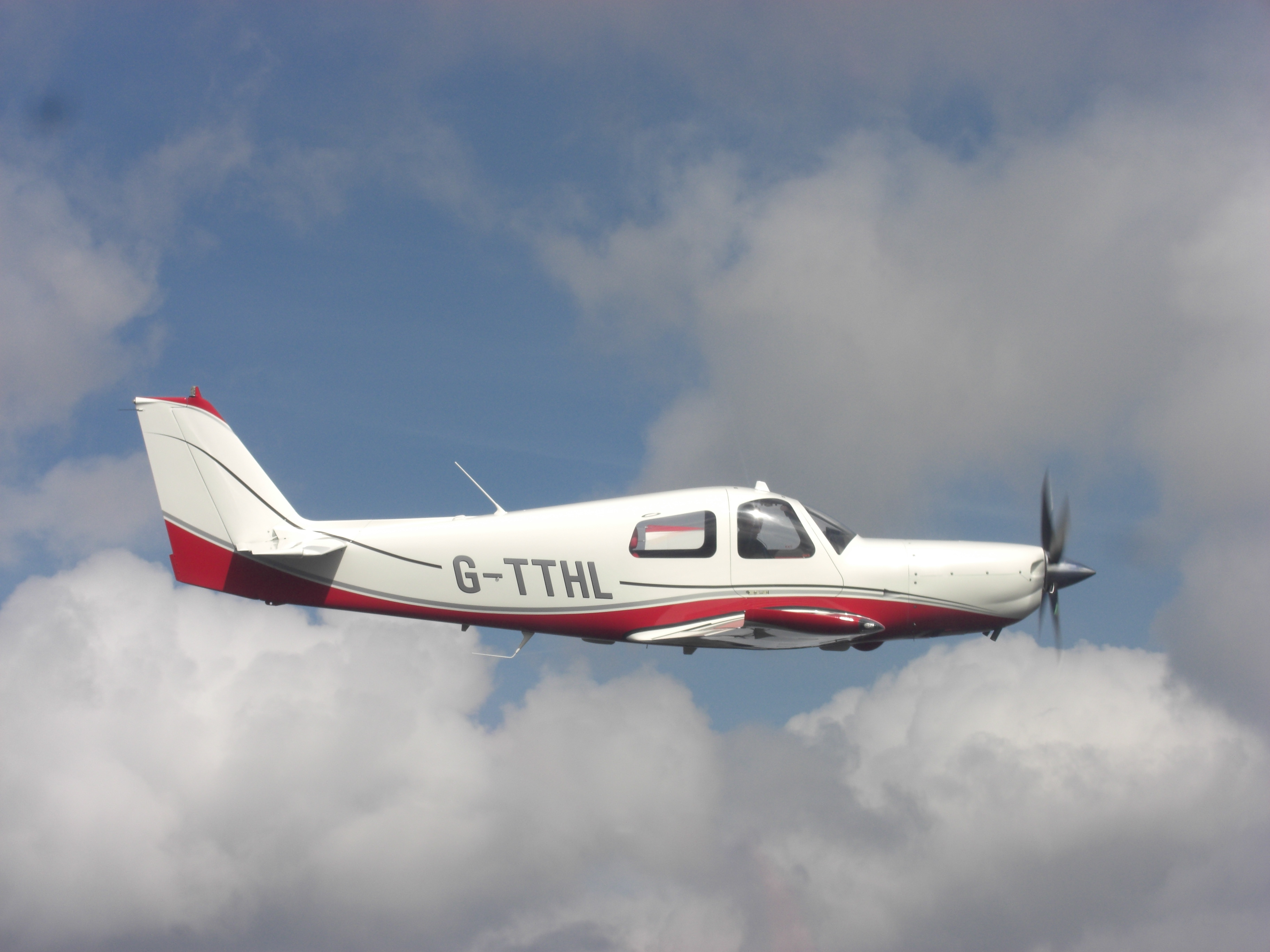 r90 230 rg飞机使用mt单发四叶复合材料恒速超静音螺旋桨,下单翼全