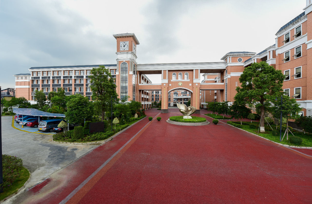  p>东莞市第六高级中学(以下简称"东莞六中")是2010年设立的全日制