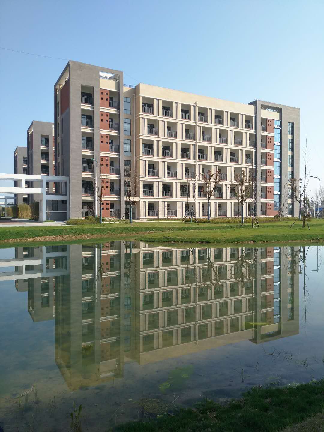  p data-id="gnbpqyuzag">舒城二中始建于1972年,是一所完全中学.