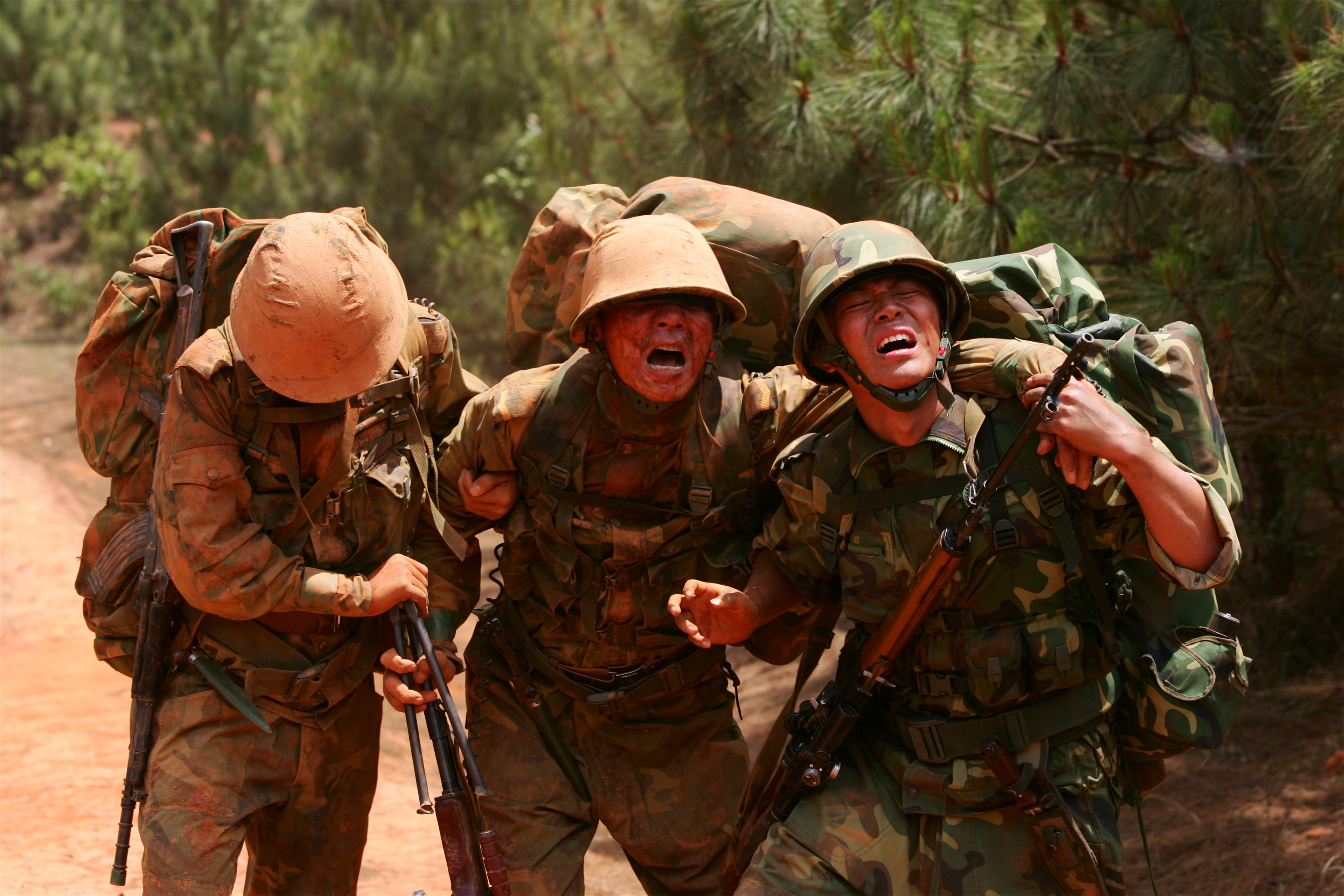 突击》是由 a target="_blank" href="/item/中国人民解放军八一电影