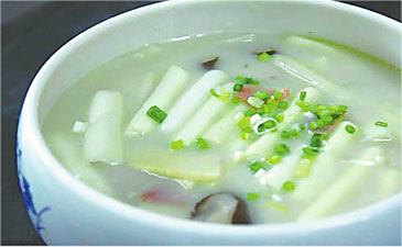 <p>奶汤蒲菜