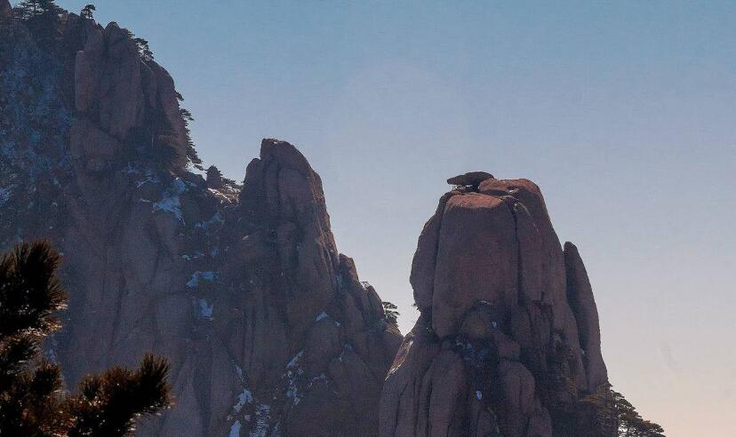  p data-id="gnx0kl0l62">松鼠跳天都为黄山耕云峰上一巧石,酷似活泼